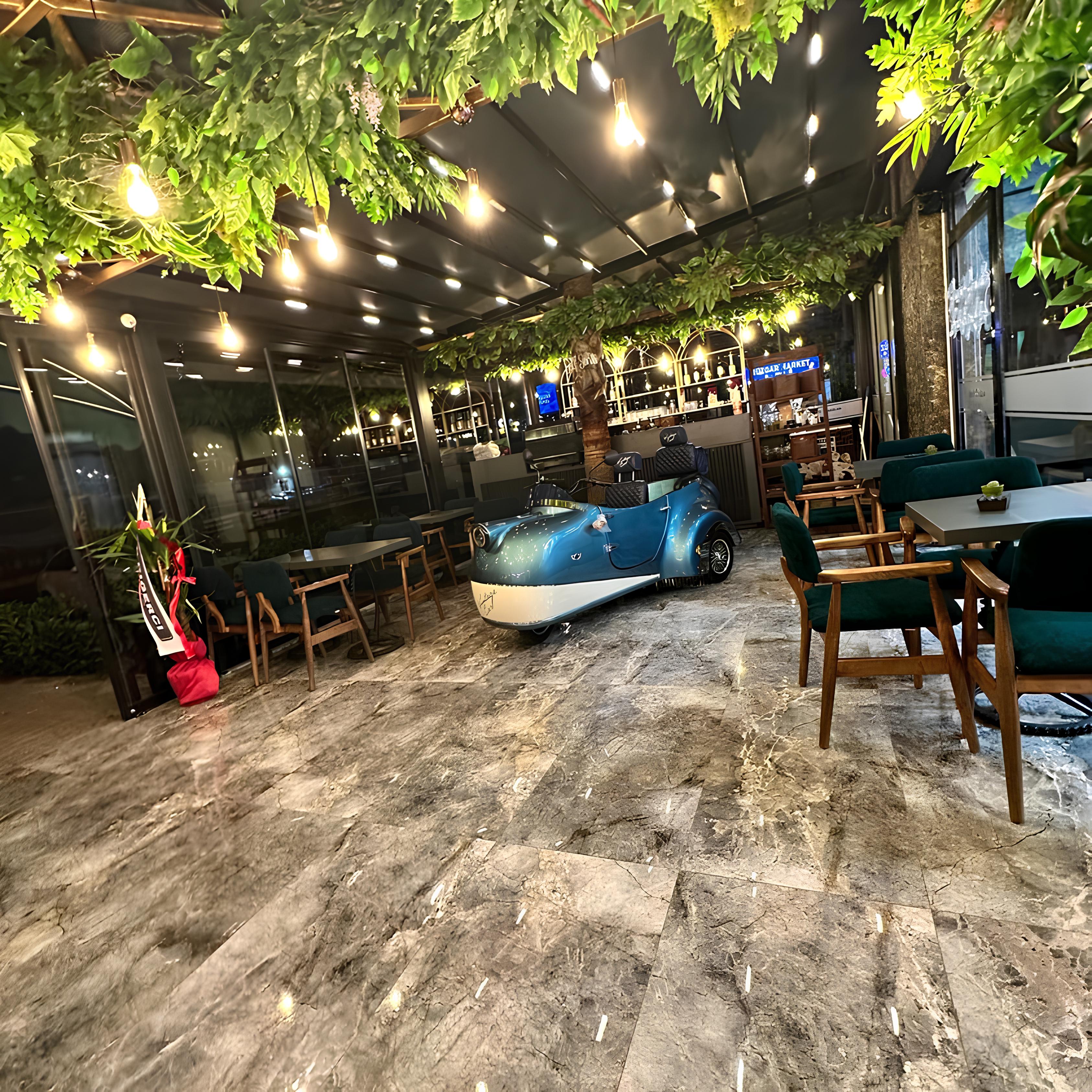 Women Cycling Road cafedecoiffeur